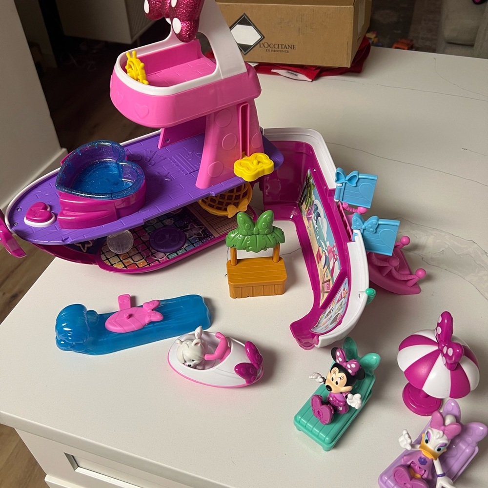 Disney junior Minnie Mouse Bowdazzling Yacht playset